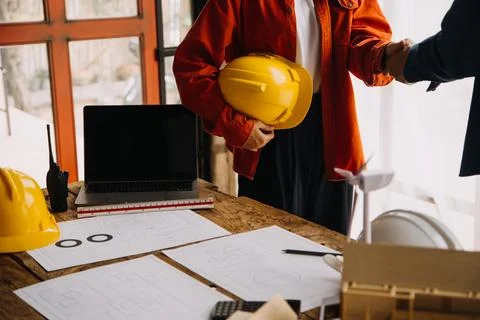 Professional Mechanical Engineer team Working on Personal Computer at Metal.. Foto stock