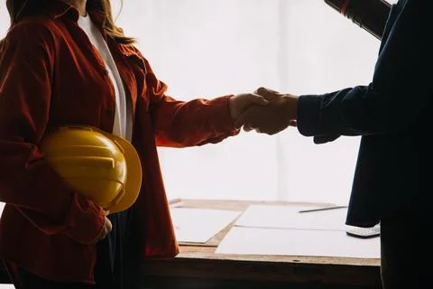 Professional Mechanical Engineer team Working on Personal Computer at Metal.. Foto stock