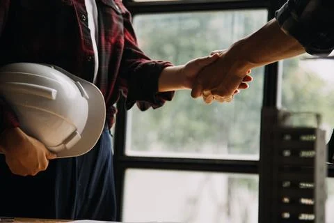 Professional Mechanical Engineer team Working on Personal Computer at Metal.. Foto stock