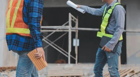 Professional Mechanical Engineer team Working on Personal Computer at Metal.. Foto stock