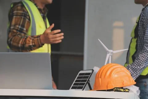 Professional Mechanical Engineer team Working on Personal Computer at Metal.. Foto stock
