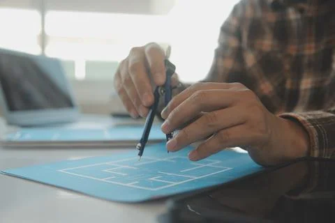 Professional Mechanical Engineer team Working on Personal Computer at Metal.. Foto stock