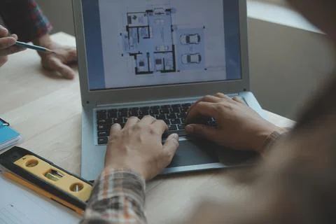 Professional Mechanical Engineer team Working on Personal Computer at Metal.. Foto stock