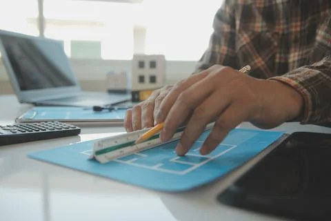 Professional Mechanical Engineer team Working on Personal Computer at Metal.. Foto stock