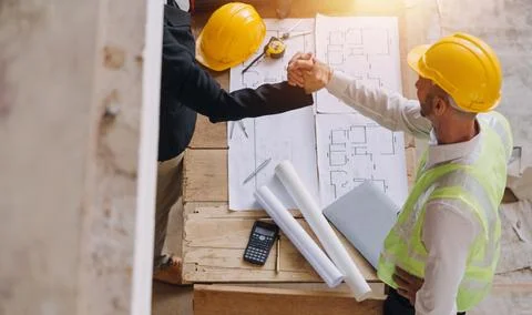 Professional Mechanical Engineer team Working on Personal Computer at Metal.. Foto stock