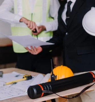 Professional Mechanical Engineer team Working on Personal Computer at Metal.. Foto stock