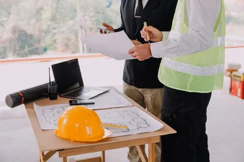 Professional Mechanical Engineer team Working on Personal Computer at Metal.. Foto stock