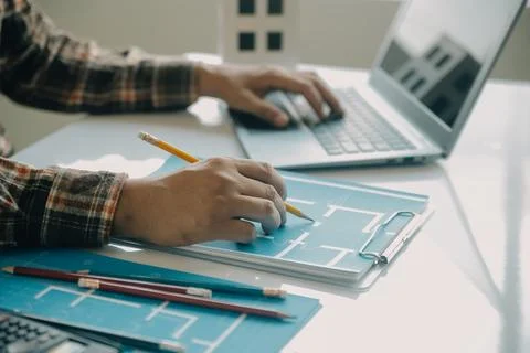 Professional Mechanical Engineer team Working on Personal Computer at Metal.. Foto stock