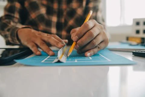 Professional Mechanical Engineer team Working on Personal Computer at Metal.. Foto stock