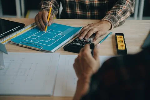 Professional Mechanical Engineer team Working on Personal Computer at Metal.. Foto stock