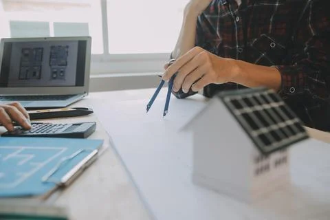 Professional Mechanical Engineer team Working on Personal Computer at Metal.. Foto stock