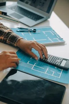 Professional Mechanical Engineer team Working on Personal Computer at Metal.. Foto stock