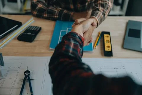 Professional Mechanical Engineer team Working on Personal Computer at Metal.. Foto stock