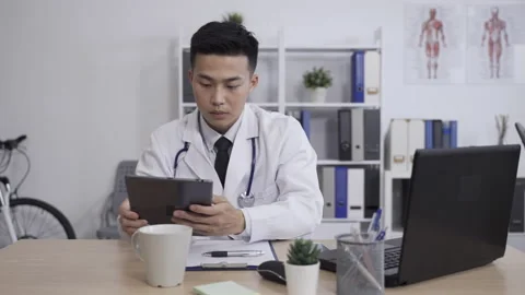 Professional medical worker is using a touchpad Video stock 158104984