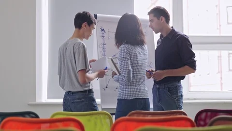 Professional mentor helping two start-up entrepreneurs 스톡 동영상 105193472