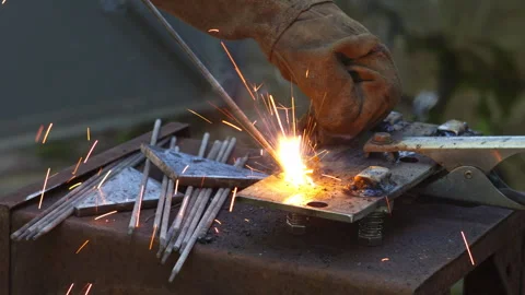 Professional Metalworker Performing Arc Welding on a Steel Workshop Bench 動画素材 337425107