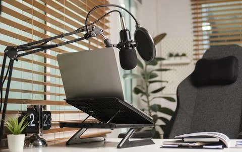Professional microphone and laptop computer, setup for recording podcast in.. Foto stock