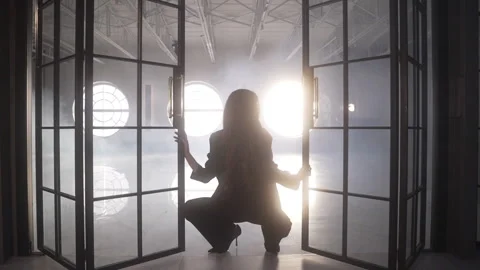 A professional model moves against the backdrop of huge round windows. Vidéo 261557537