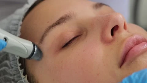 Professional moisturizing and rejuvenating hardware procedure. 動画素材 274893433