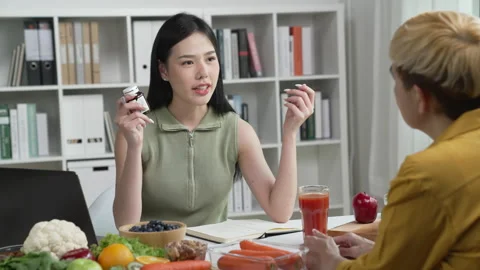Professional Nutritionist explaining the data on the phone to her client Vidéo 241758662