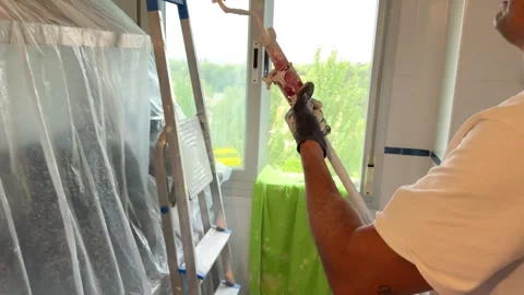 Professional painter applying white paint to a ceiling Vídeos de archivo 341363172