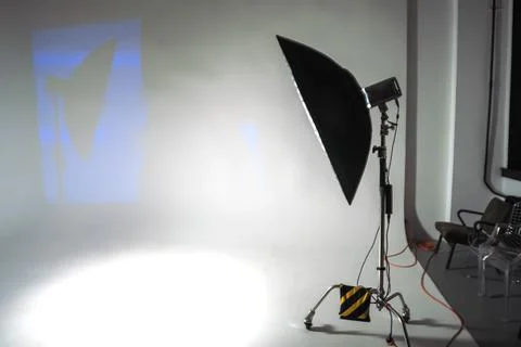 Professional photo studio setup with softbox light on a tripod and projecto.. Fotos de archivo