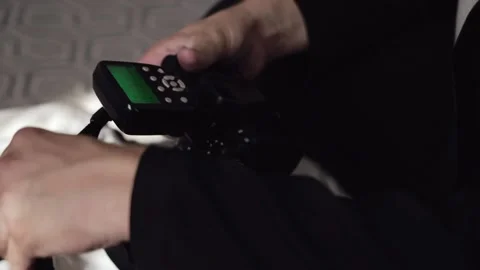 A professional photographer adjusts the flash synchronizer on an SLR camera. Vidéo 160572541