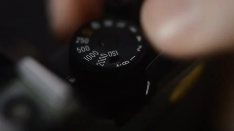 Professional photographer set the camera shutter speed on the studio. Vidéo 233889041