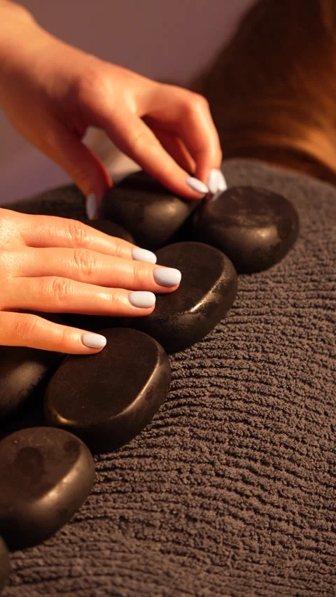 Professional Placement of Hot Stones for Back Massage in Spa Salon Vídeos de archivo 333114455