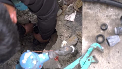 Professional plumber hands fixing a broken water pipe inside a hole in conc.. 스톡 동영상 333051487