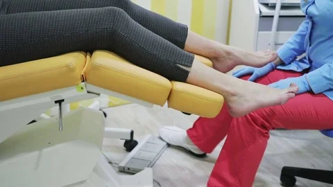 Professional podiatry procedure with a pedicure machine 库存影片 83461493