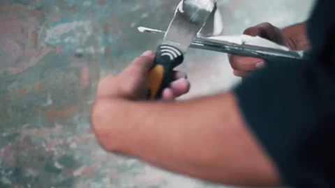 Professional repairman plastering wall, using spatula Видео 212725390