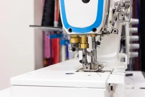 A professional sewing machine is in the workshop. Against the background of Foto stock