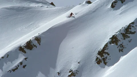 Professional skier shreds back and forth down snowy mountain Stock Footage 116787976