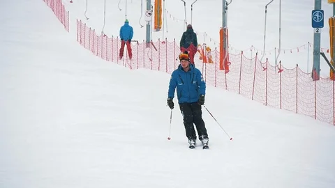Professional skier sliding down and making a circle in Tatras in slow motion Stock-Footage 100521609