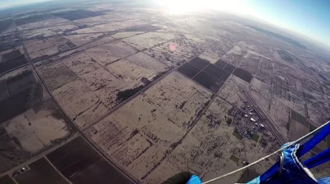 Professional skydiver parachuting in blue sky above Arizona. Sunny day 스톡 동영상 65672993