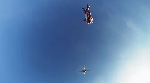 Professional skydivers falling in sky on sunset. Adrenaline. Freestyle. Flight Vidéo 68508044