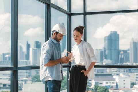 Professional smart architect engineer team discuss and solve problems. Tracery. Stockfoto's