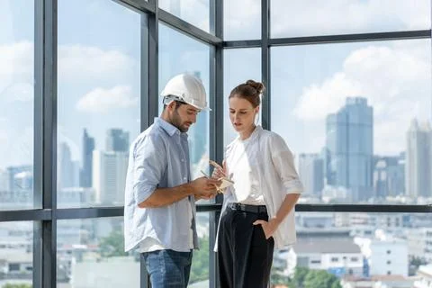 Professional smart architect engineer team discuss and solve problems. Tracery. Foto stock