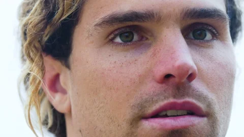 Professional surfer Alex Botelho talks about progression in surfing big waves Video stock 158691651