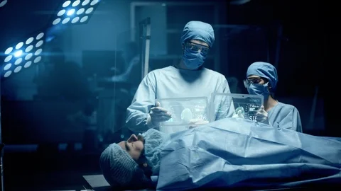 Professional Surgeon and Assistant Compare Patient LUNGS Diagnosis Data Vídeo Stock 120218013