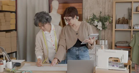 Professional Tailors Collaborating On Pattern Drafting In Creative Design S.. Vídeo Stock 336247135