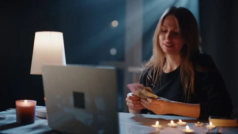 Professional tarot reader on tarot reading session Stockbeeldmateriaal 295313247