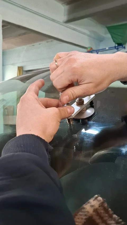 Professional technician repairs crack in car windshield using bridge tool a.. 스톡 동영상 336912656