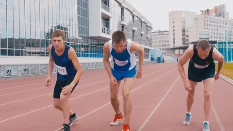 Professional track athletes on start Vidéo 113466021