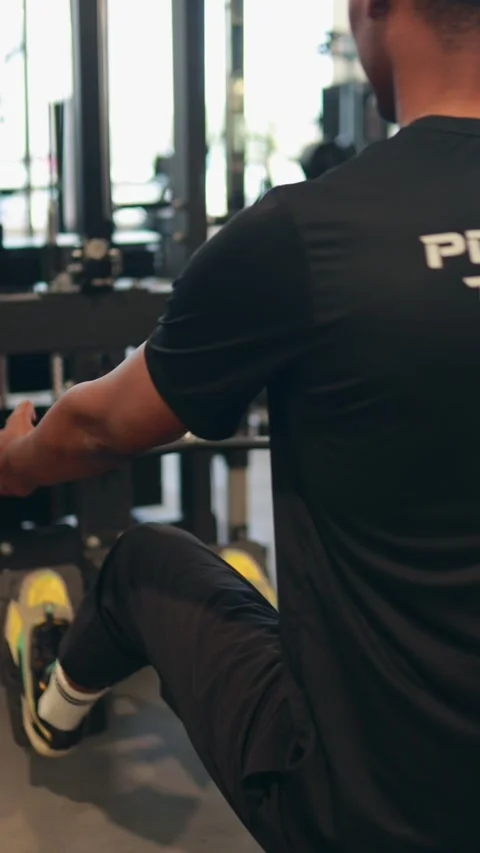 Professional trainer performing seated cable rows, targeting back muscles a.. Stock Footage 309823257