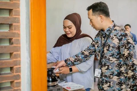Professional training session on coffee brewing techniques with instructor .. Stock-Fotos