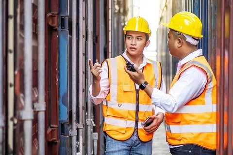 Professional of two engineer or supervisor control loading Containers box Foto stock
