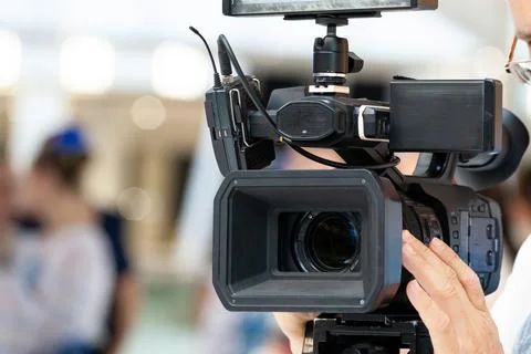 Professional video camera set. Front view of camcorder lens close up. Foto stock