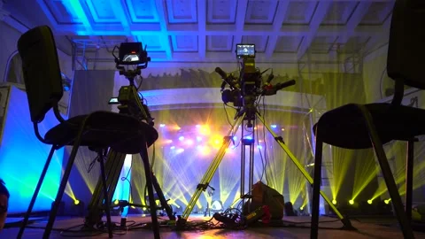 Professional video cameras with monitors, without operators, ready to shoot. Vídeos de archivo 143736941